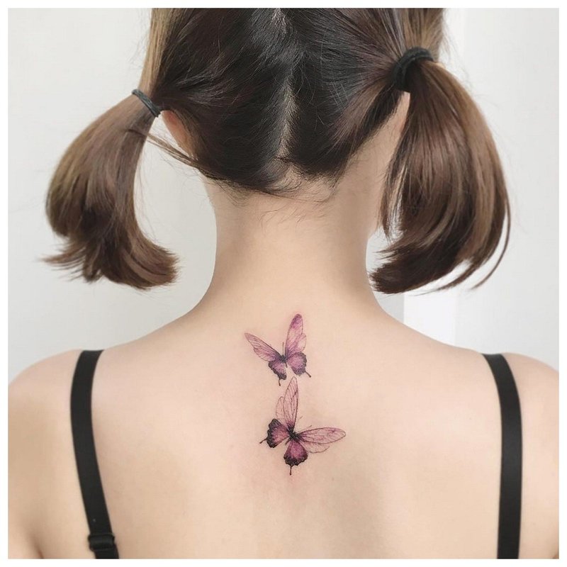 Tetování na zádech dívky