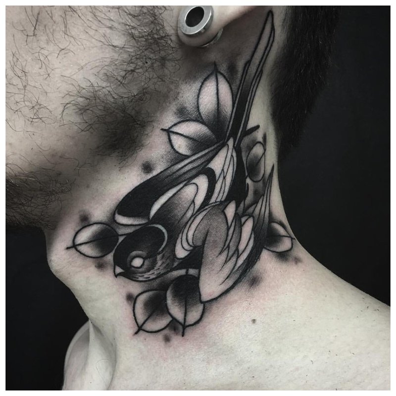 Tatuaje inusual en el cuello de un hombre