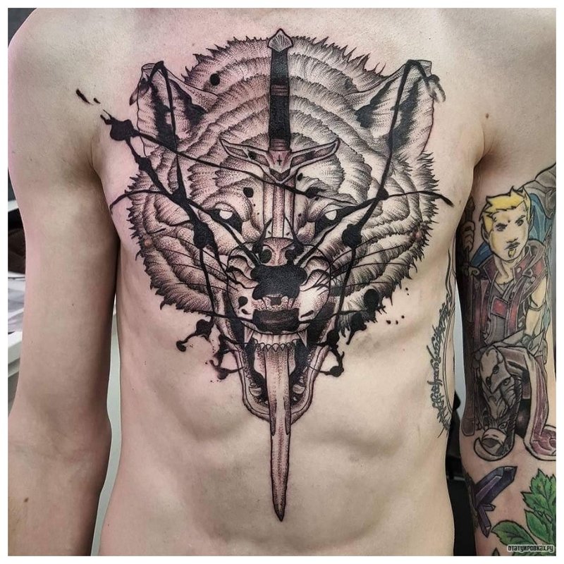 Drapieżna bestia - tatuaż na piersi mężczyzny