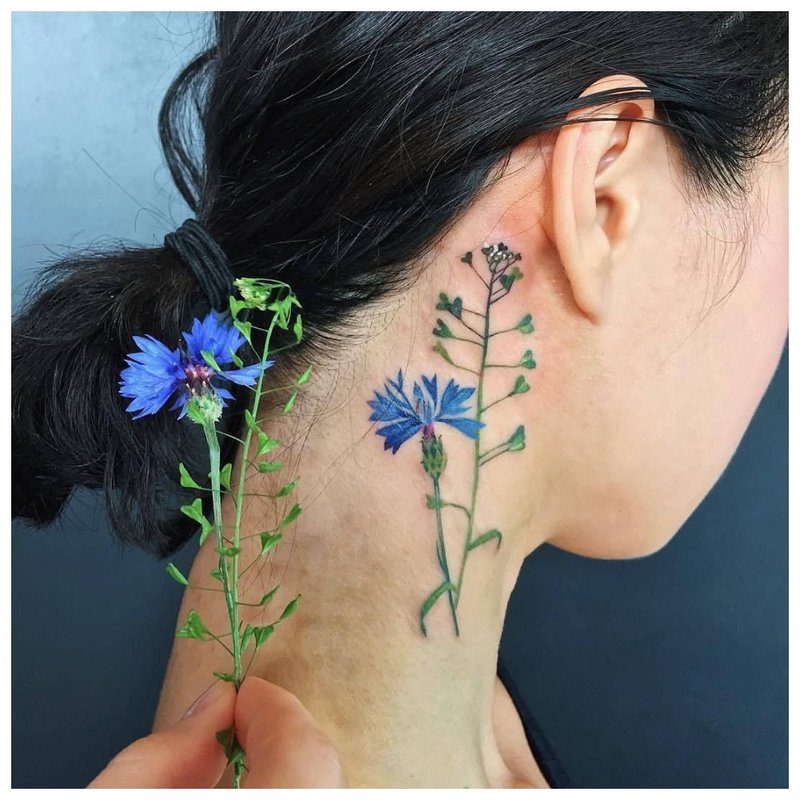 Jemné kvetinové tetovanie na dievčenskom krku