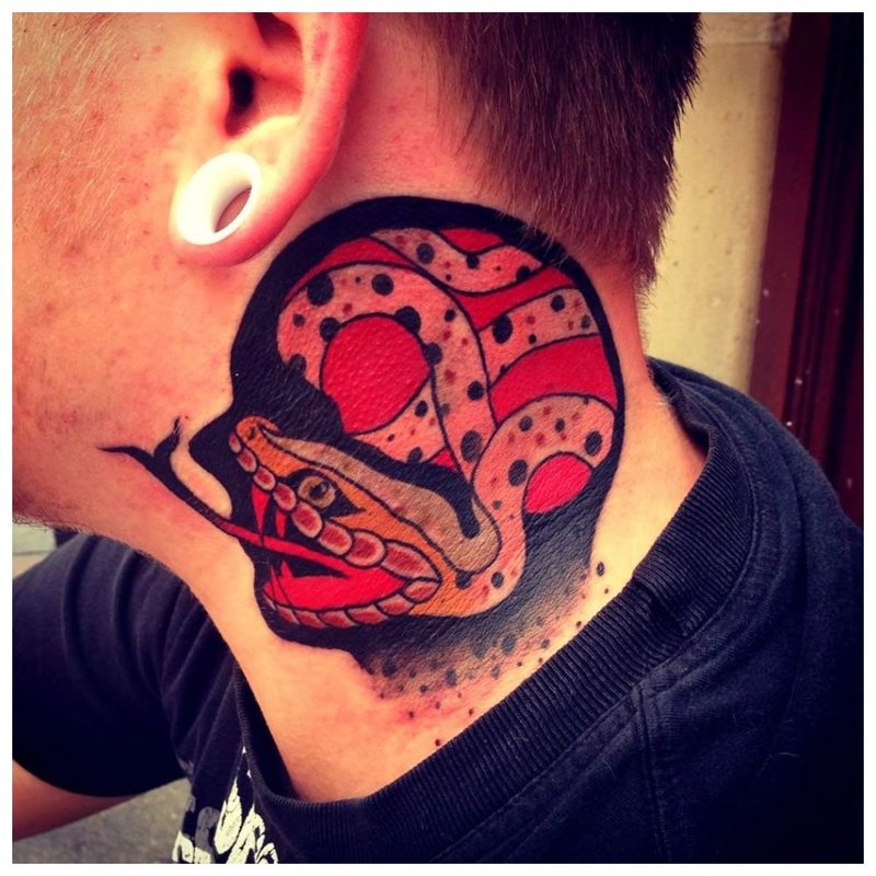 Tatuaje colorido en el cuello de un hombre