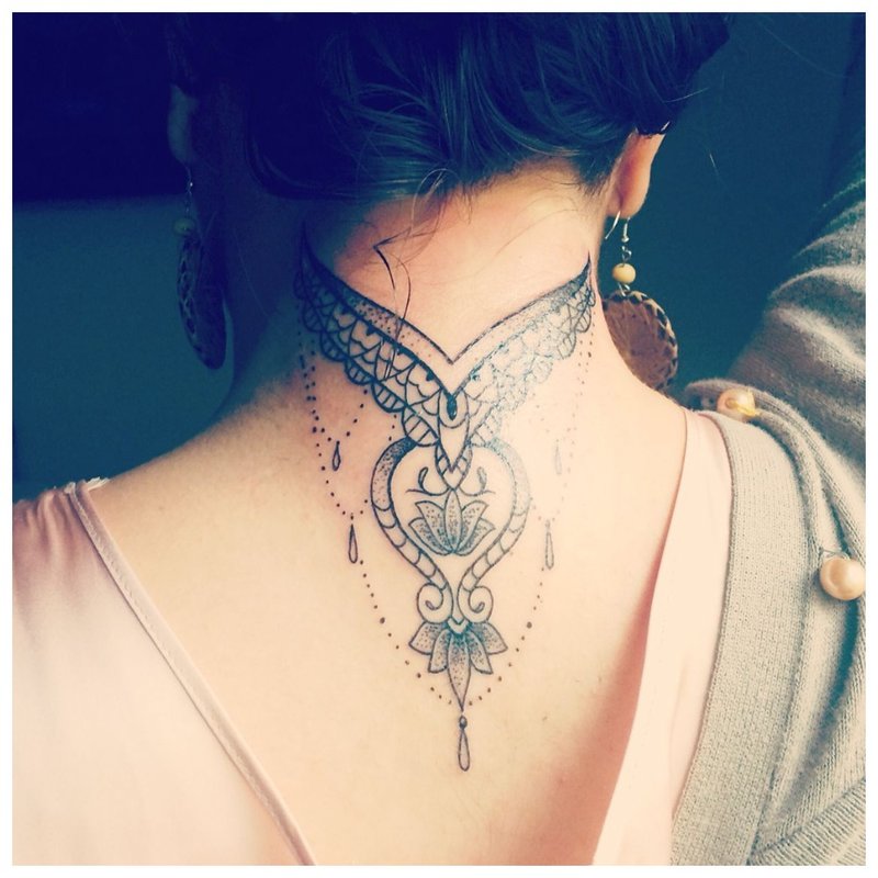 Tetoválás a lány hátán és nyakán