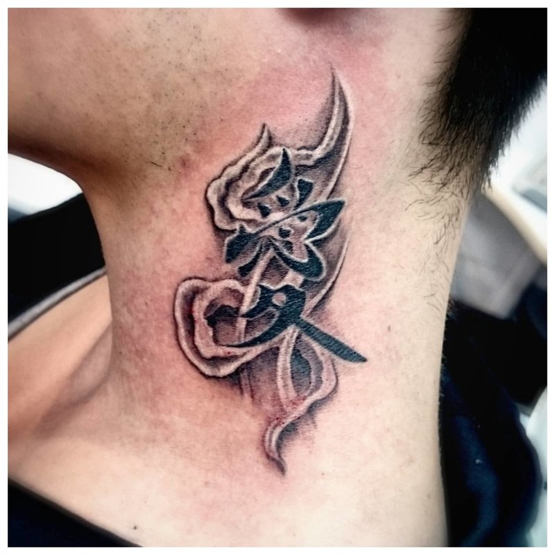 Jeroglífico tatuaje en el cuello de un hombre