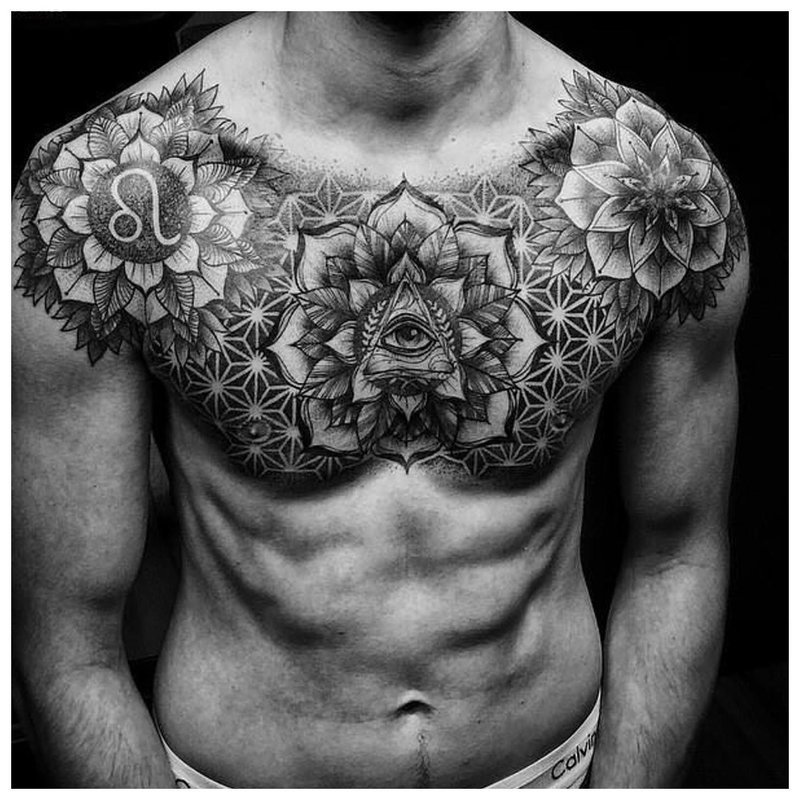 Duży kwiatowy tatuaż na piersi mężczyzny