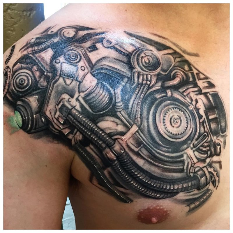 „Cyberpunk“ stiliaus tatuiruotė ant vyro krūtinės