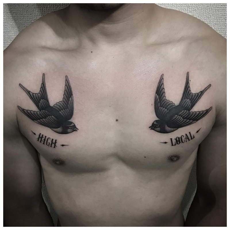 Tattoo inscriptie op de borst van een man