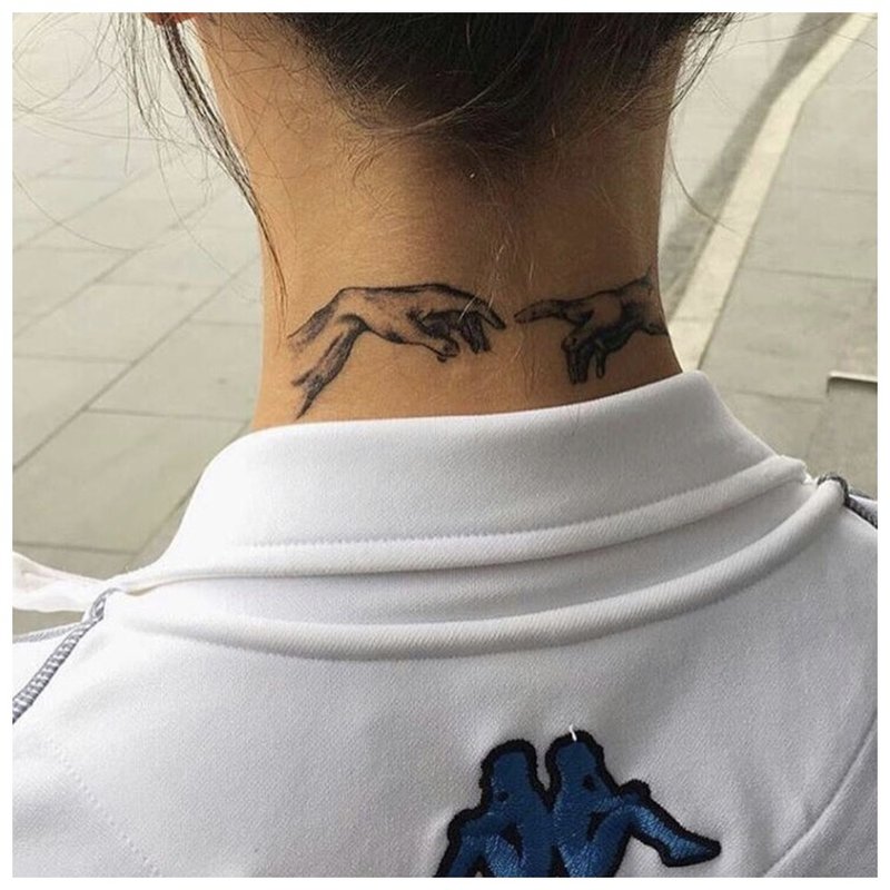 Tatuaż na ramieniu z tyłu szyi