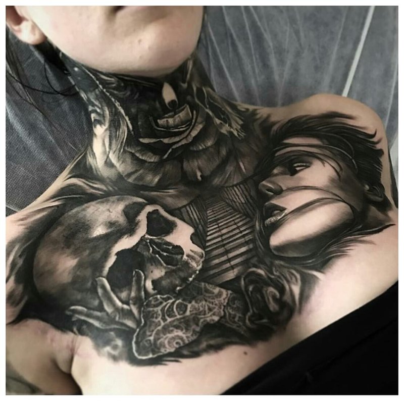 Tatoeage op de nek en borst van een vrouw