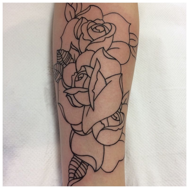 Tatuaj contur trandafir