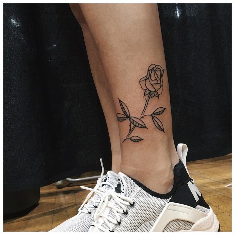 Rožė kontūrinių tatuiruočių stiliumi.