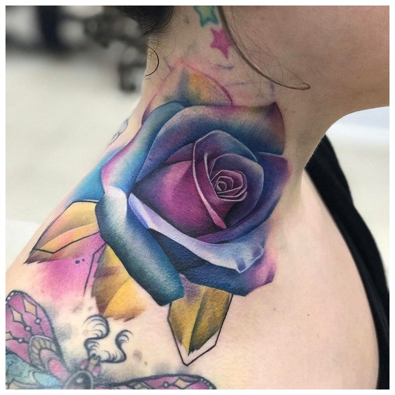 Světlý květ - tetování na dívčím krku