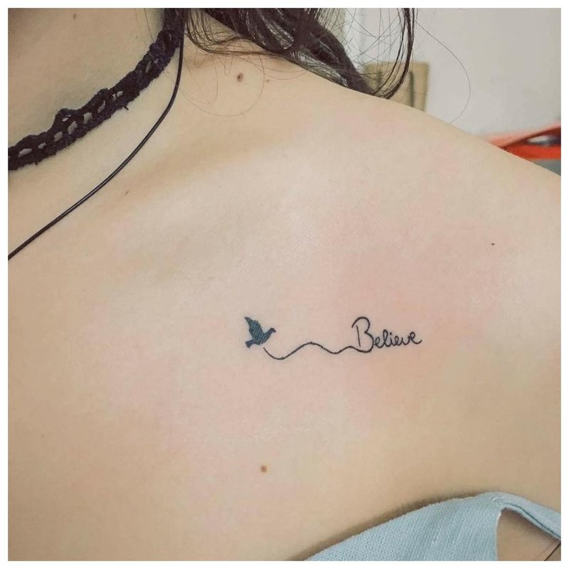 Mini tatuiruotės užrašas „Believe“