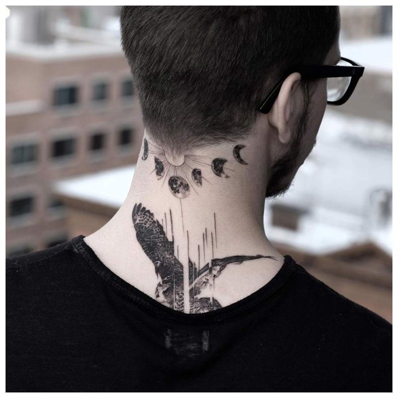 Татуировка на гърба и шията на мъж