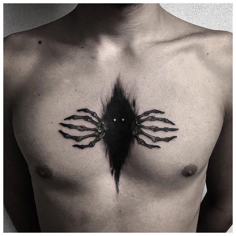Păianjen înfricoșător - tatuaj pe pieptul unui bărbat