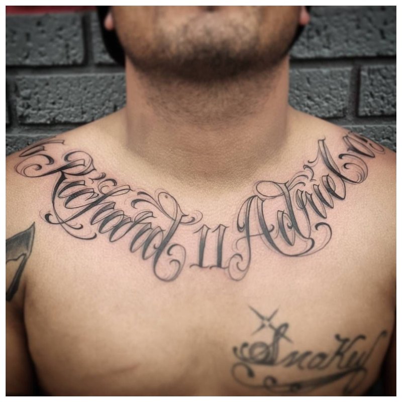 Tetoválás a mellkasán és egy nyaka