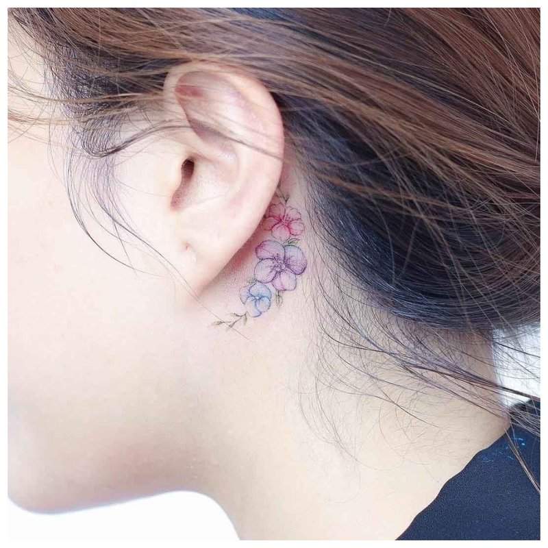 Subtilus gėlių tatuiruotė ant mergaitės kaklo