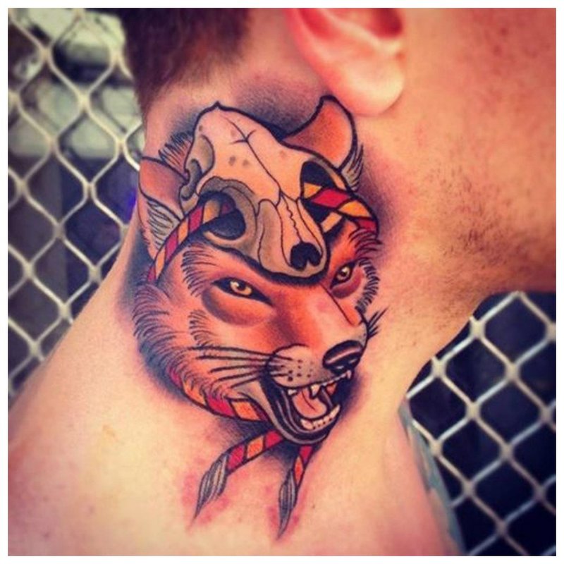 Cantharel-tatoeage op de nek van een man