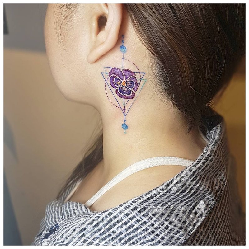Jemné kvetinové tetovanie na strane krku