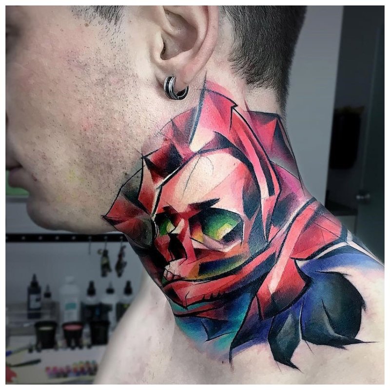 Kolorowa czaszka - niezwykły tatuaż na szyi mężczyzny