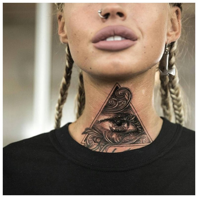 Tetoválás a lány torkán