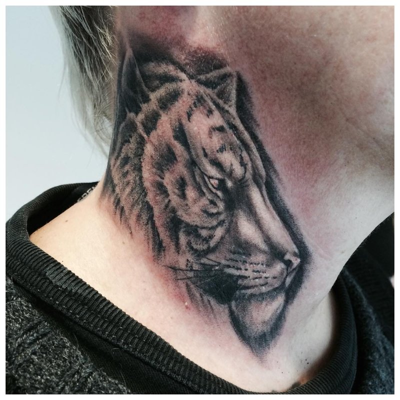 Animal tattoo on the neck of a man