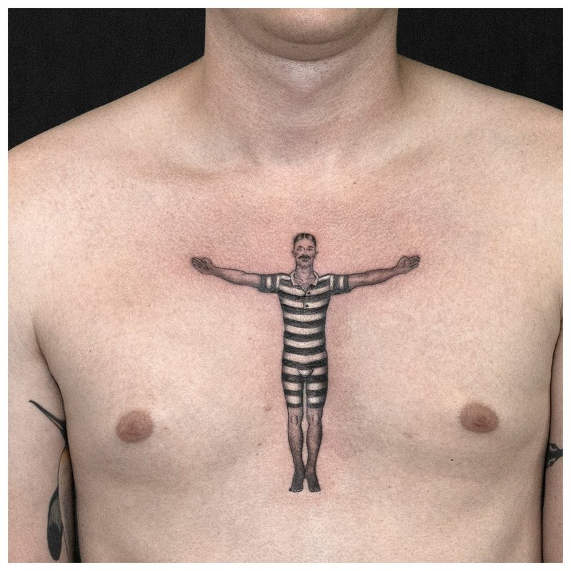 Muž tetování na hrudi člověka