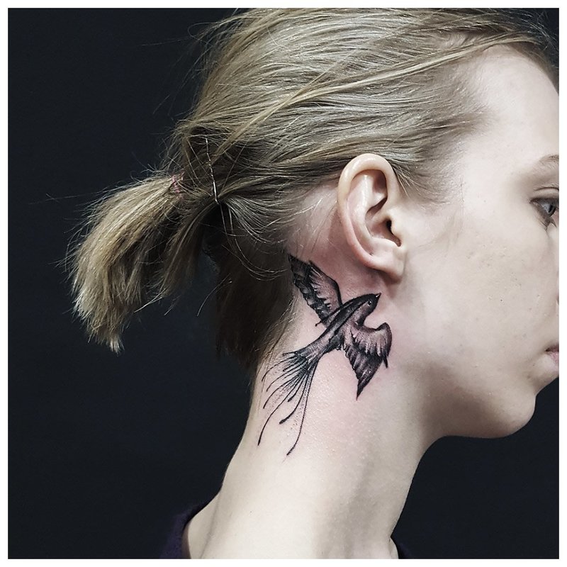 Tatuaż ptaka na karku