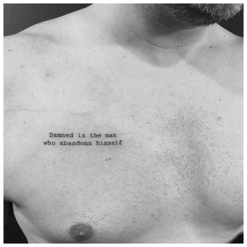 Tattoo inscriptie op de borst
