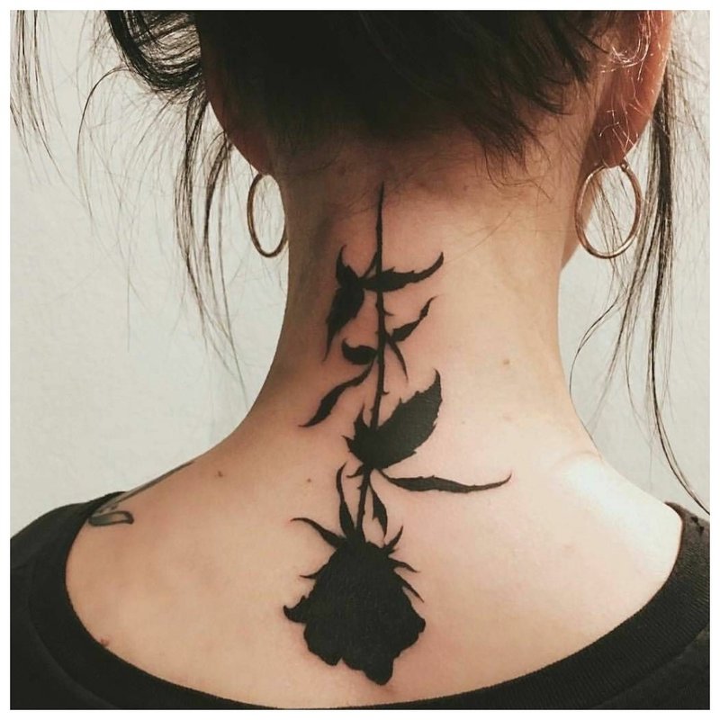 Tetování na dívčím krku