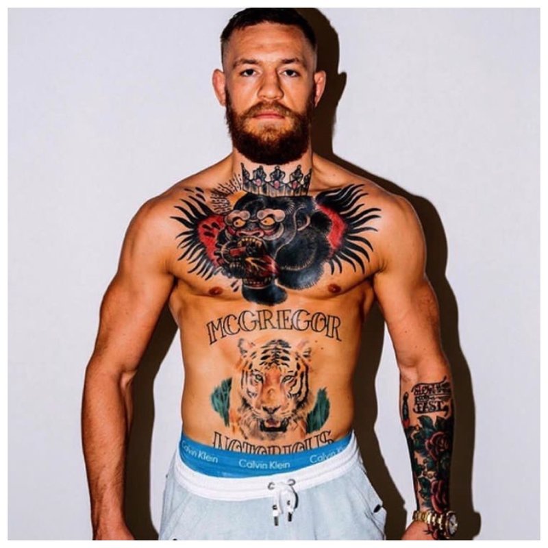 Conor McGregor - tetování na hrudi