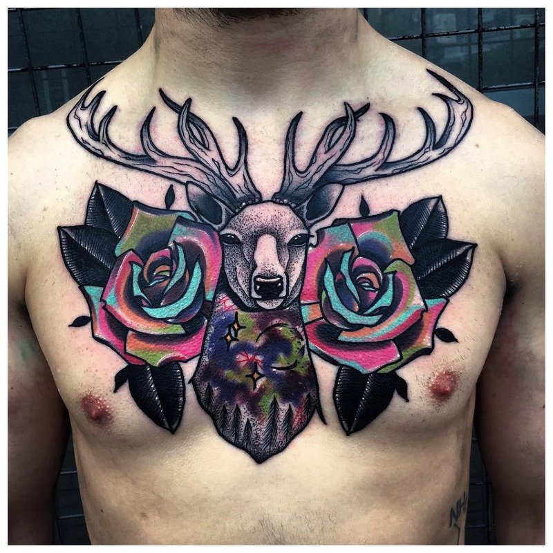 Heldere bloemen - tatoeage op de borst van een man