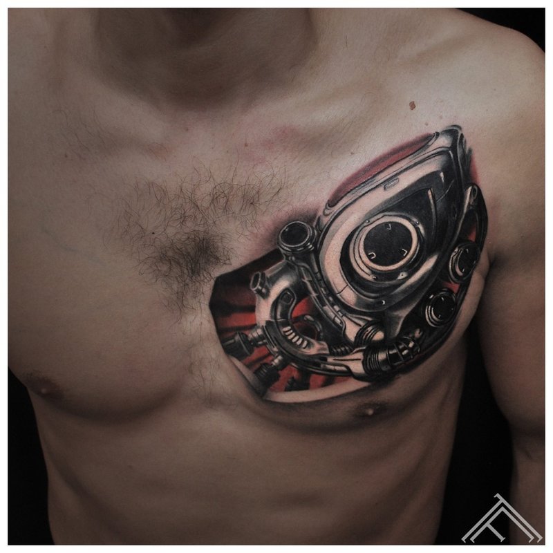 Tetoválás a mellkason - cyberpunk stílusban