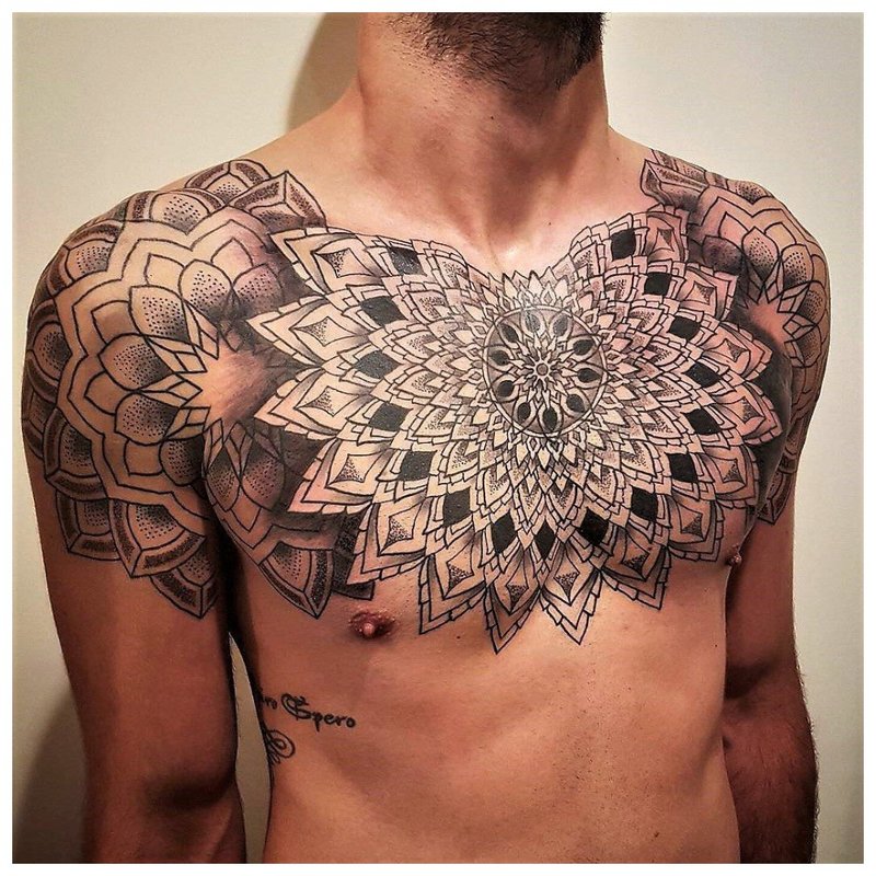 Oryginalny tatuaż na piersi mężczyzny