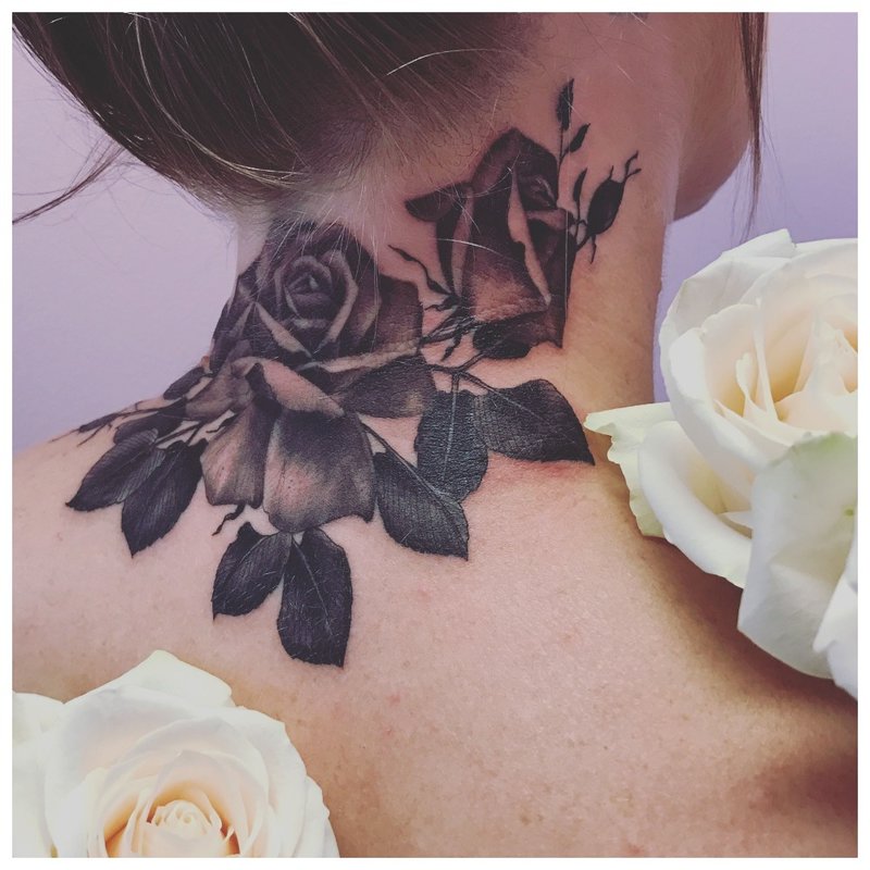 Velké růžové tetování na krku