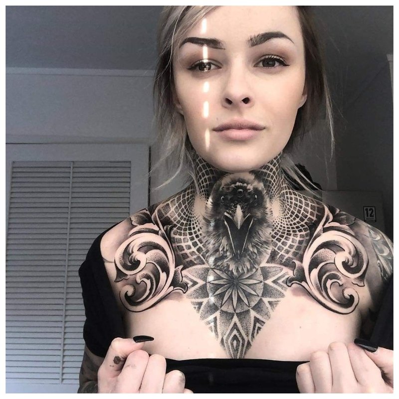 Tatuaż na szyi przed kobietą