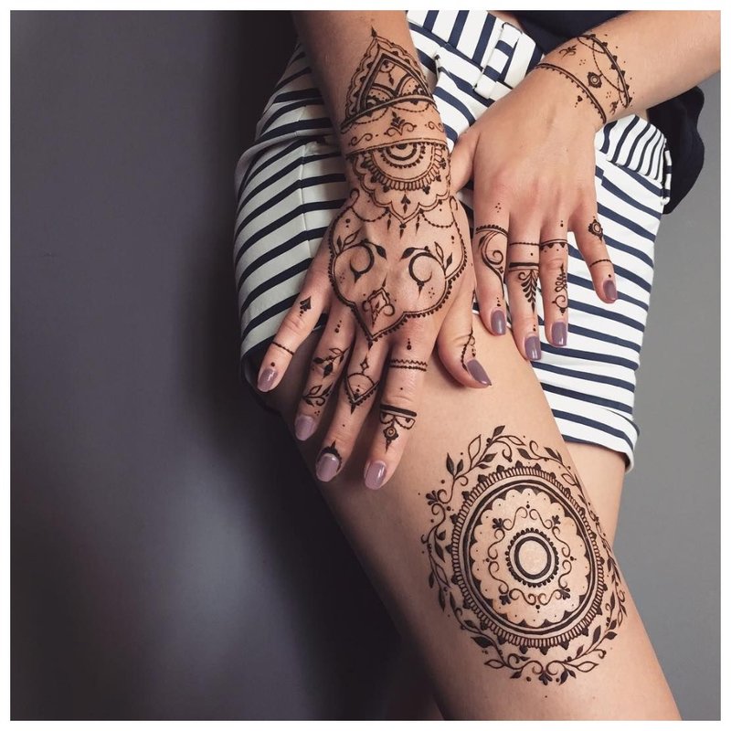 Mehendi-tatovering på armer og hofte