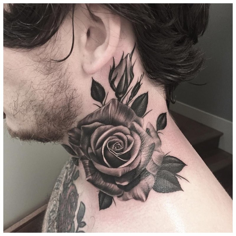Tetoválás rózsák az ember teljes nyakán
