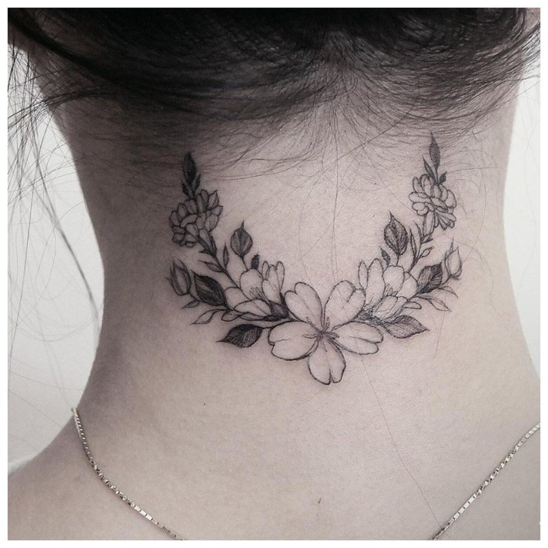 Kwiatowy tatuaż na szyi z tyłu dziewczynki