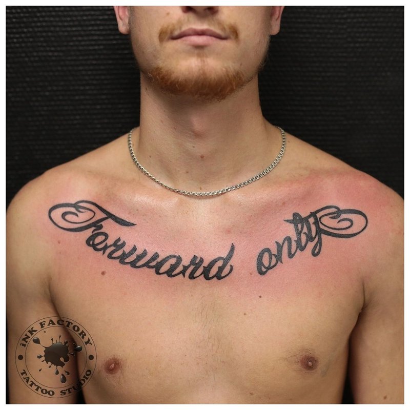 Malý nápis na tetování na hrudi muže