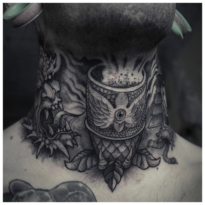 Tetoválás a férfi nyakán