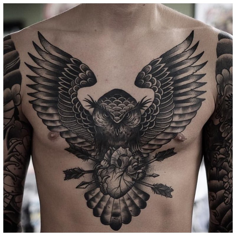 Pájaro - tatuaje en el pecho de un hombre