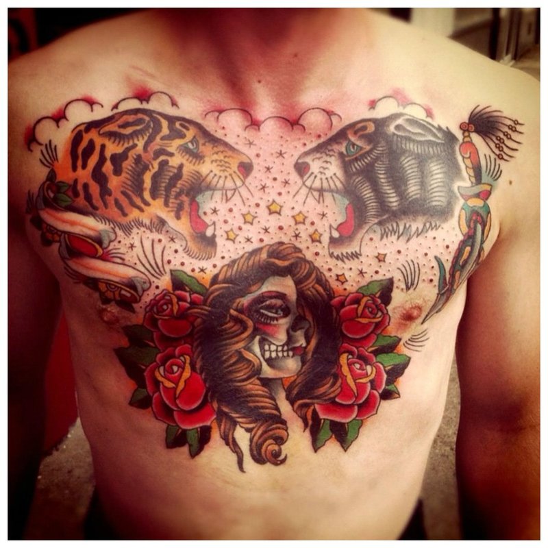Neobvyklé květinové tetování na hrudi muže