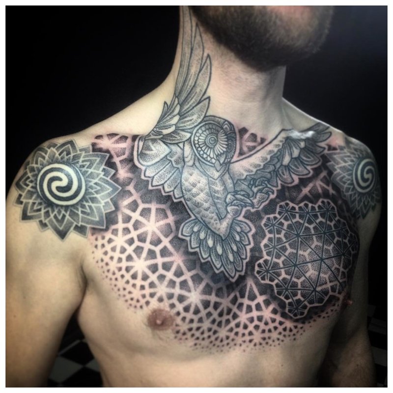 Niezwykły tatuaż ptaka w stylu zrób to sam na piersi mężczyzny