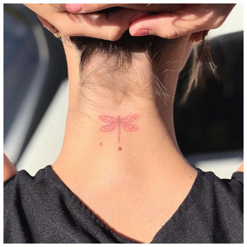 Delikatny tatuaż na szyi dziewczyny