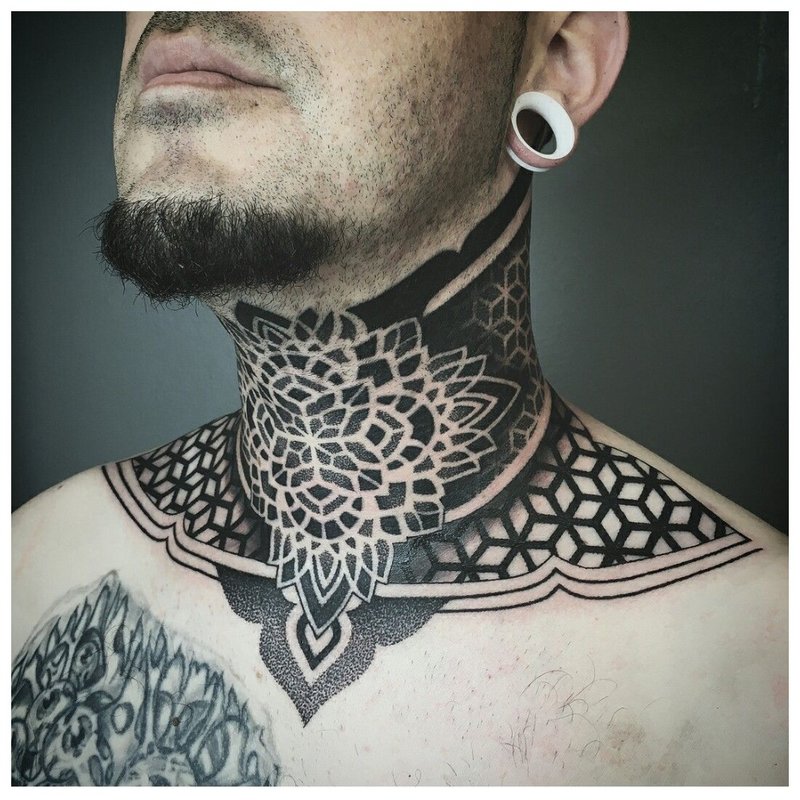 Tetovanie na krku človeka