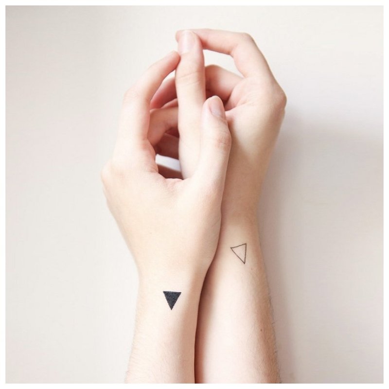 Par tatoveringer på hendene