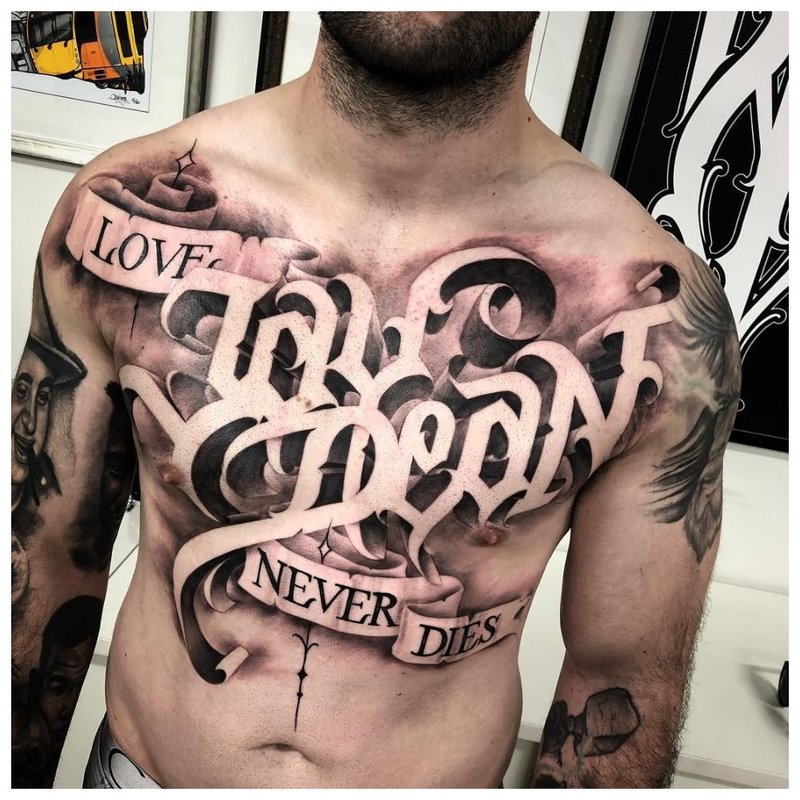Velký nápis - tetování na hrudi