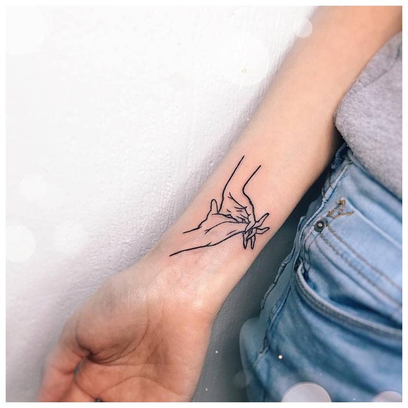 Tatuaż kontur dłoni
