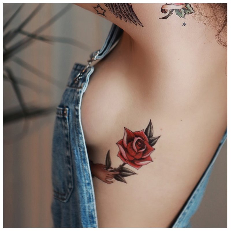 Розова татуировка под гърдата