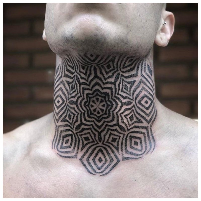 Tattoo-ornament op de hele nek van een man